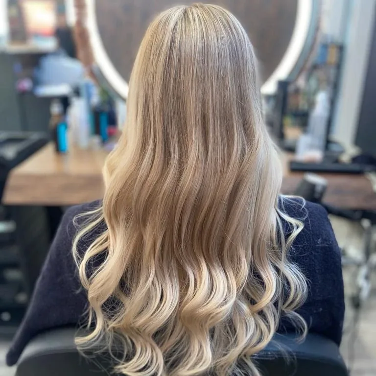 Lange blonde Haare mit weichem Balayage-Verlauf.