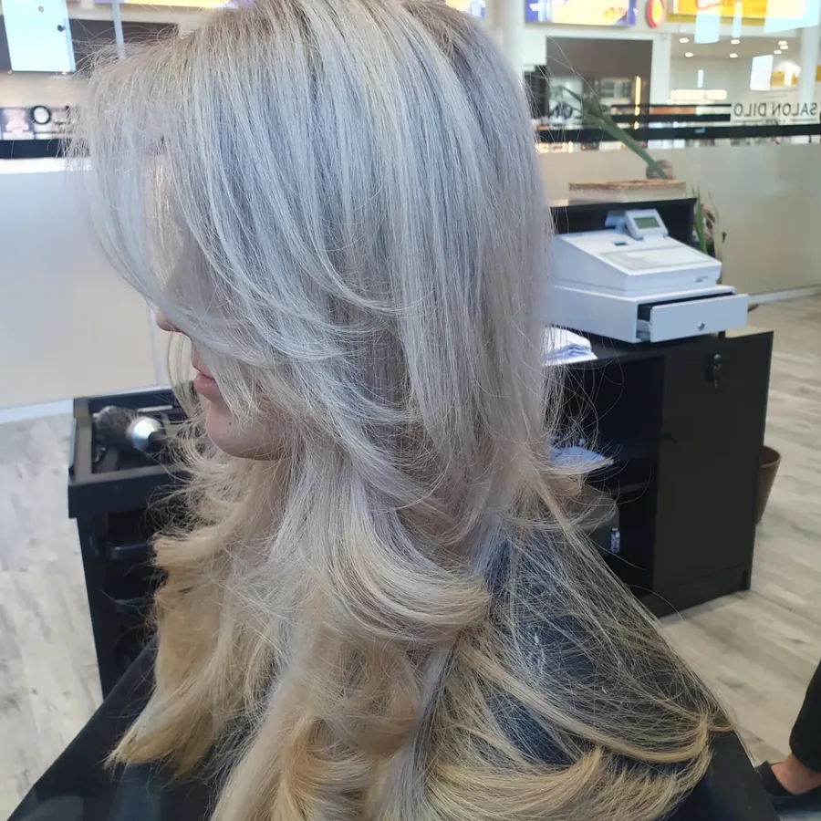 Silberblonde, gestufte Damenfrisur mit viel Bewegung.